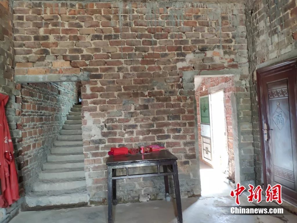 【ayx官方网站】一住宅楼下私装30余“铁三角”(图2) ayx官方网站