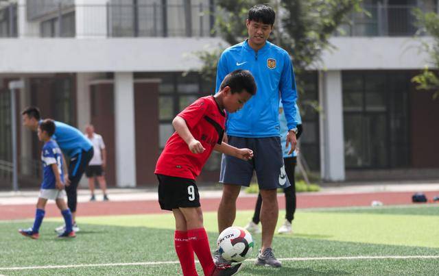 “爱游戏（ayx）中国官方网站”
国足名单5大争议：4位门将 中超冠军仅2人 归化国脚落选(图6)